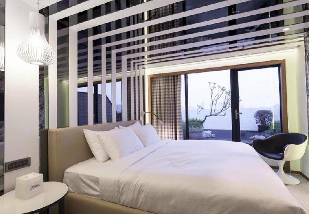 Royal Hotel Group- Central Park Branch Kaohsiung Extérieur photo
